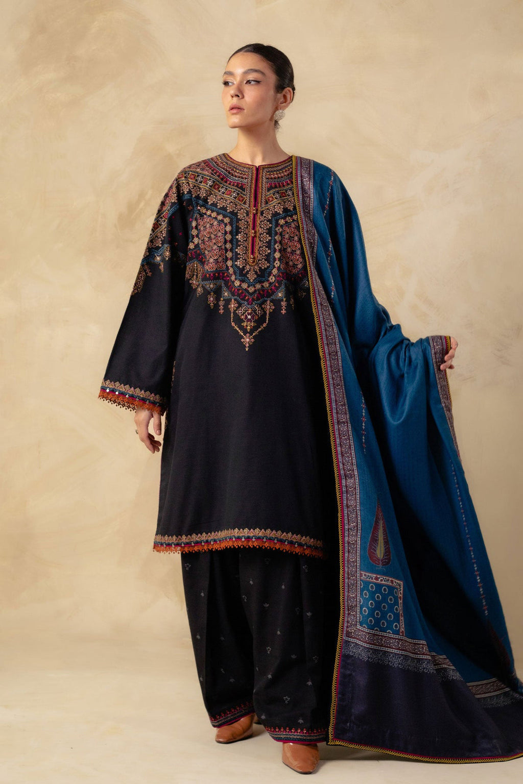 ZARA SHAHJAHAN” (HR003)
Winter Collection 2025”
DHANAK 3Pc